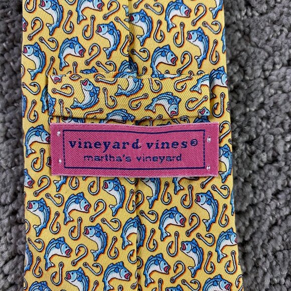 Vineyard Vines Necktie Tie Fish Hook Fishing Print Silk Made in the USA - Picture 5 of 7